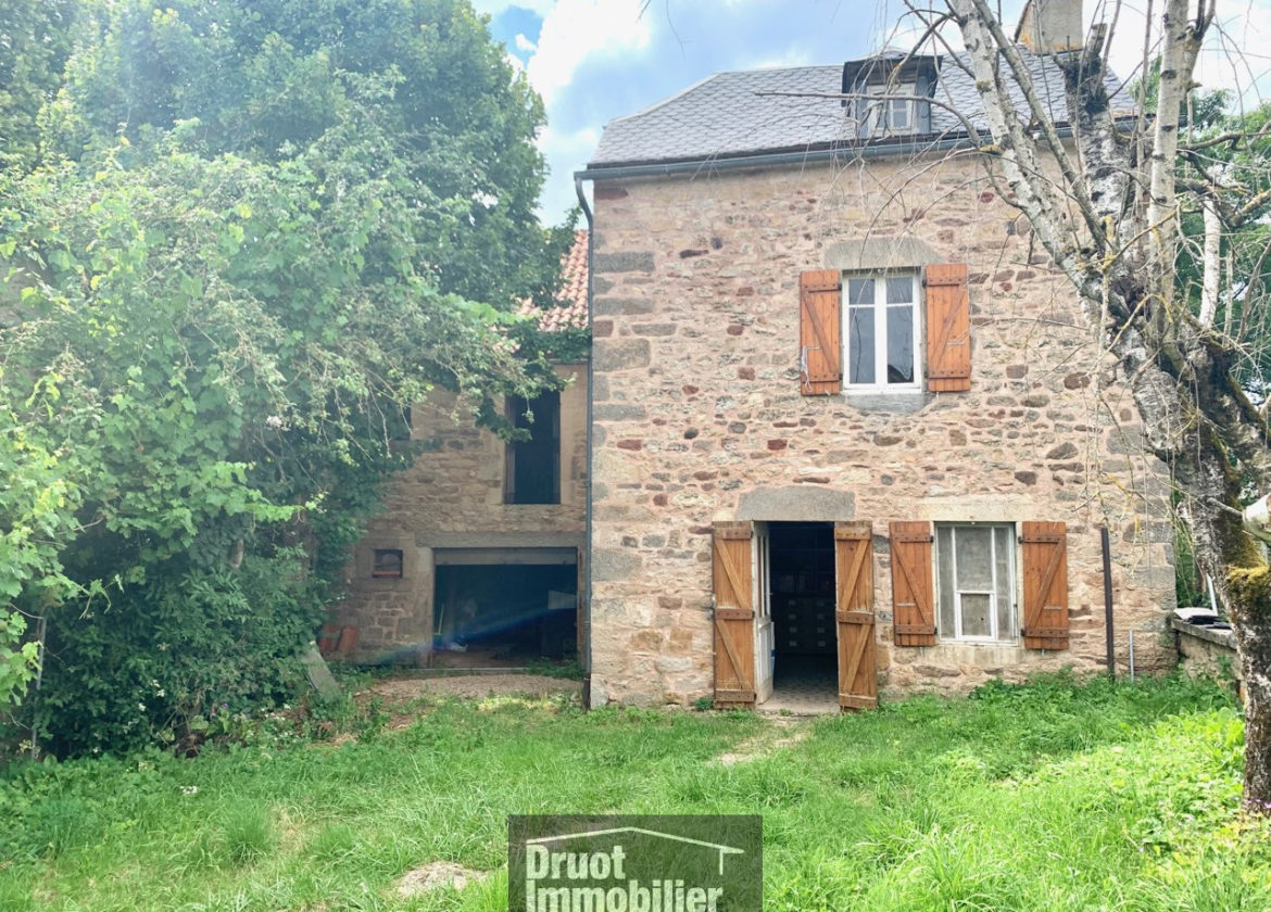 Maison en pierres avec grange à rénover