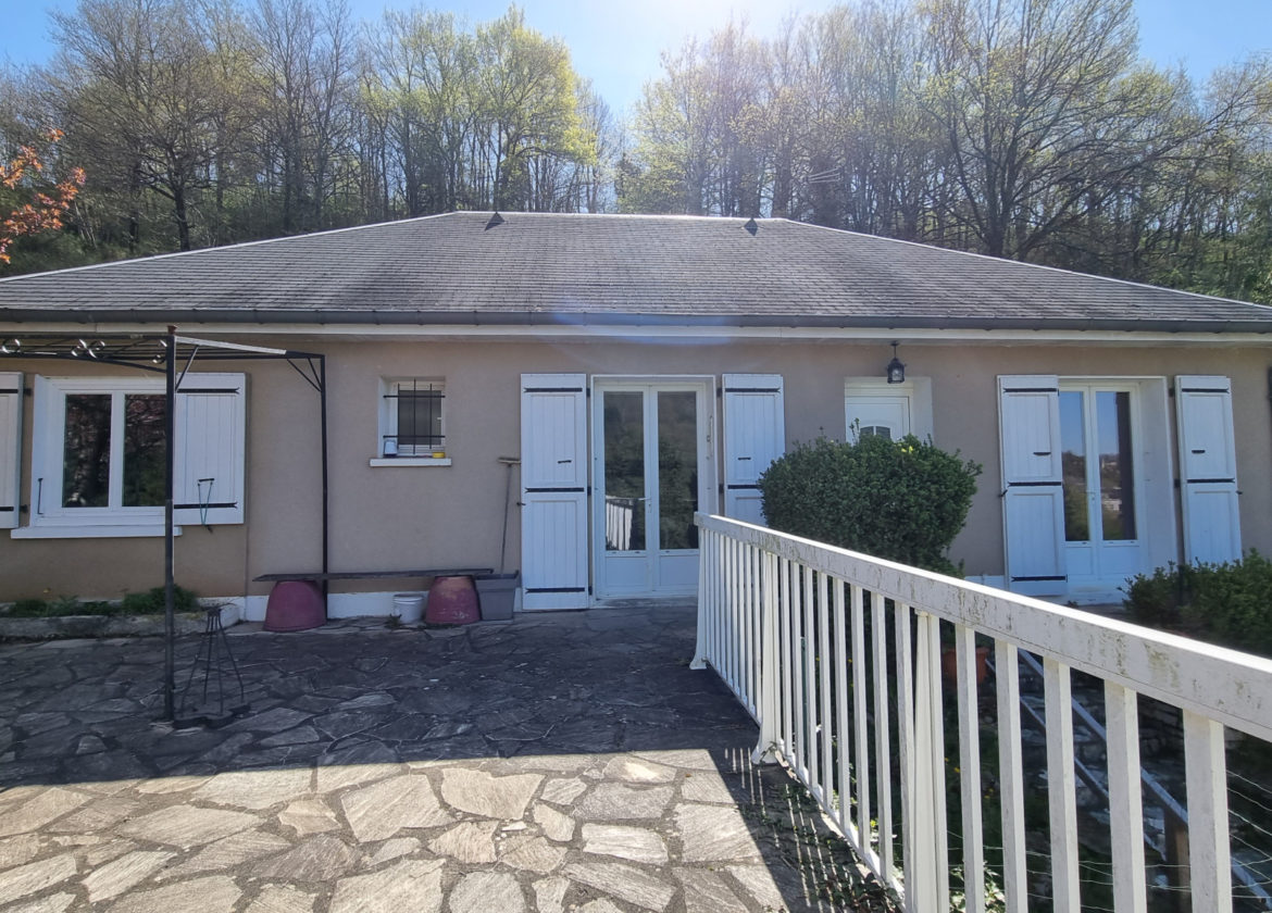 ST GENIEZ D OLT ET AUBRAC -MAISON AVEC GARAGE ET TERRAIN