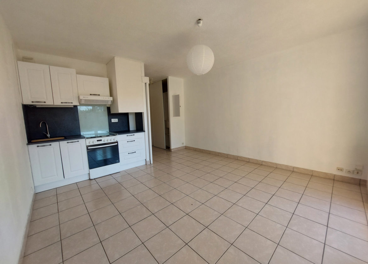 Studio avec terrasse, jardin et place de parking - ONET-LE-CHATEAU