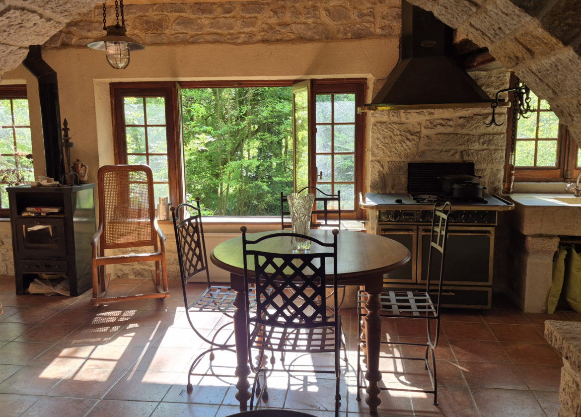 Ancien moulin, 8000 m2 de terrain, à 5 minutes de LAISSAC