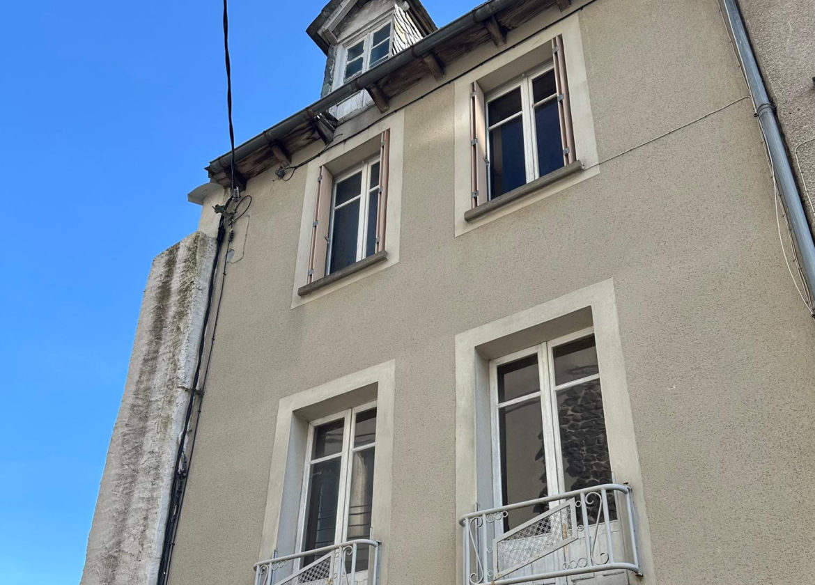 Appartement de type 2 avec terrasse, dépendance et terrain