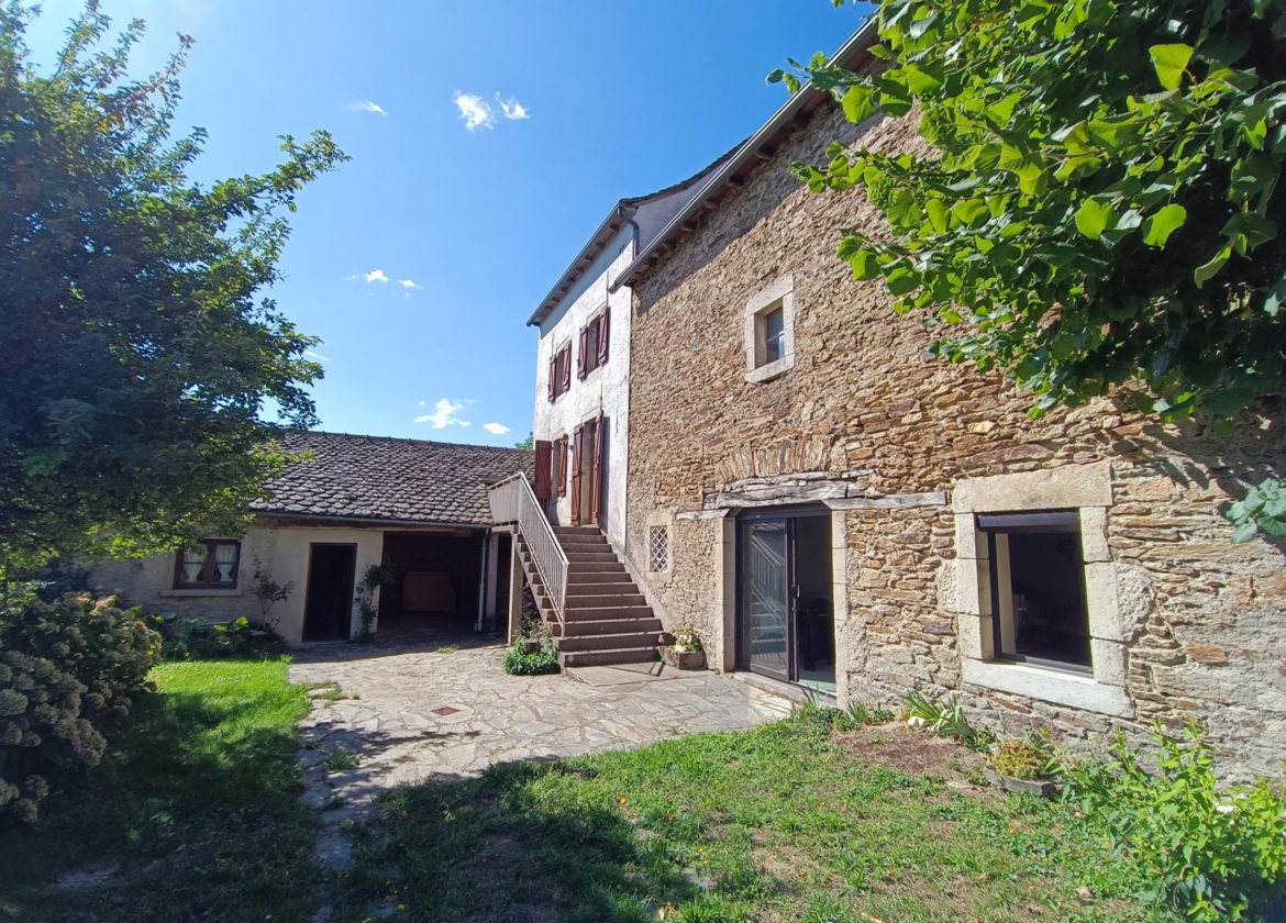 Coprs de ferme rénové avec dépendance et terrain