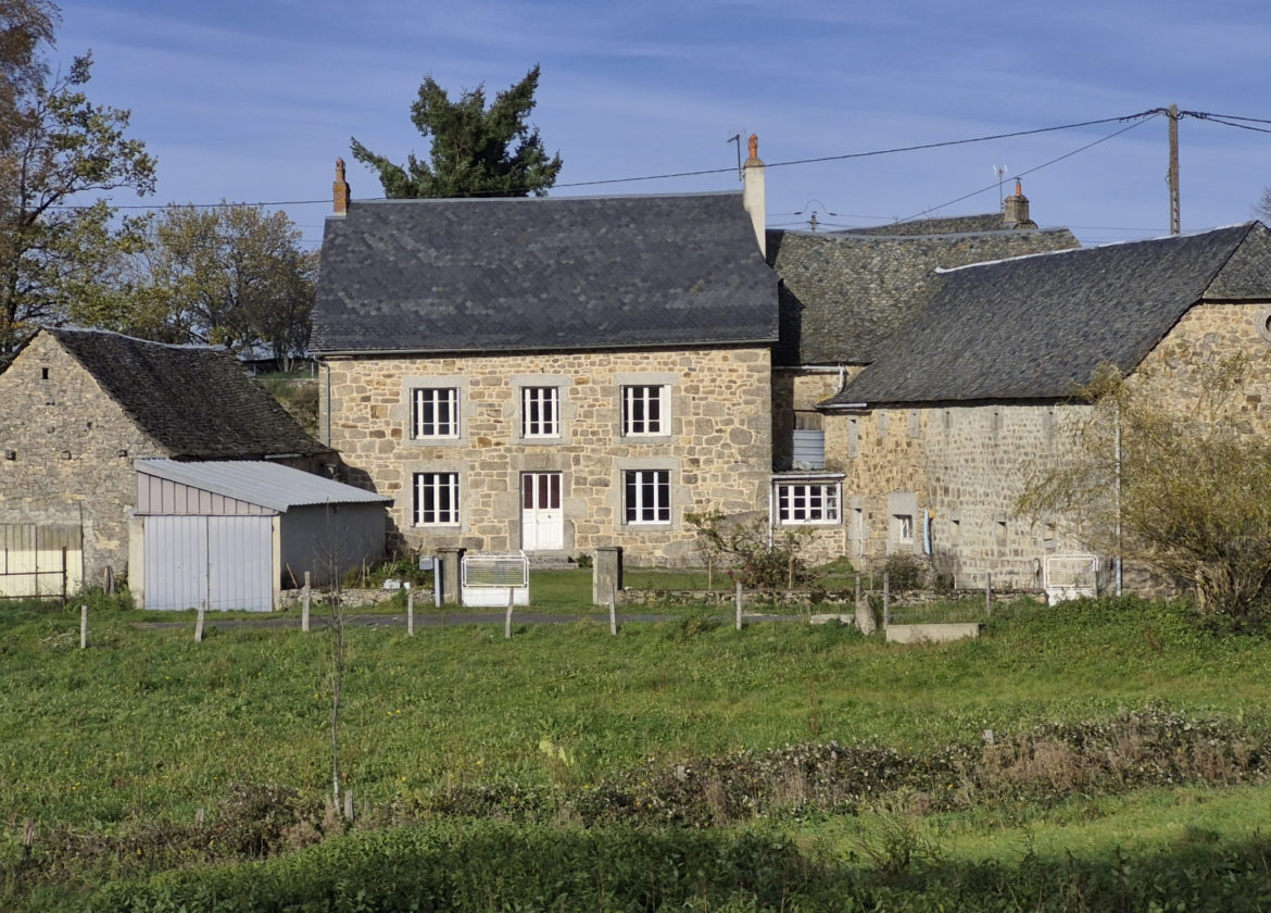 Ensemble immobilier, 5 min d'Huparlac sur plus d'1ha de terre