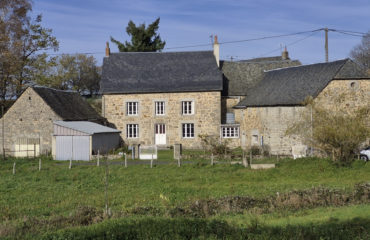 Ensemble immobilier, 5 min d'Huparlac sur plus d'1ha de terre