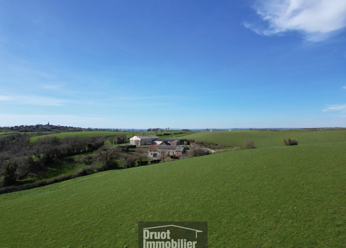 ENSEMBLE IMMOBILIER COMPOSÉ D'UN CORPS DE FERME ET DE 24 HECTARES DE TERRAIN