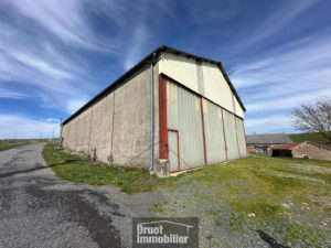 ENSEMBLE IMMOBILIER COMPOSÉ D'UN CORPS DE FERME ET DE 24 HECTARES DE TERRAIN