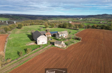 Ensemble Immobilier composé d'un corps de ferme et de 26 hectares de terrain