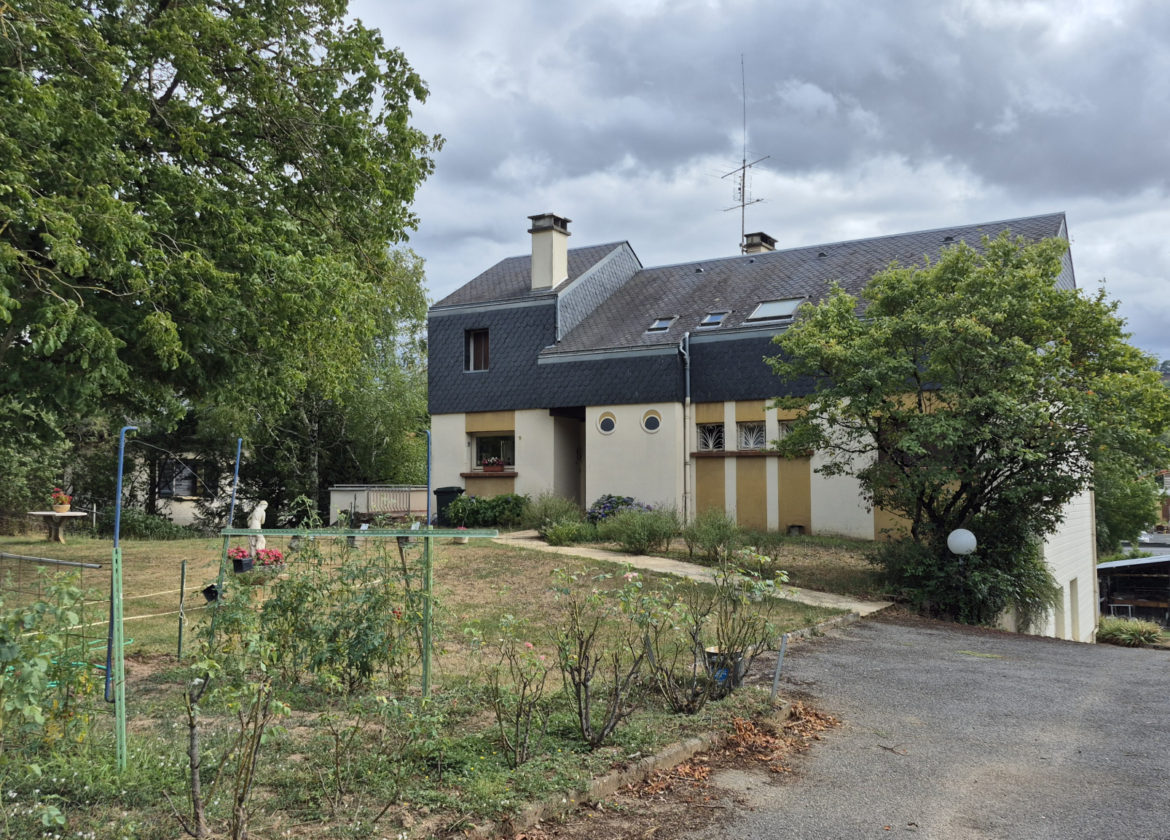 ESPALION, grande maison de 210 m2 avec terrain et sous-sol de 170 m2