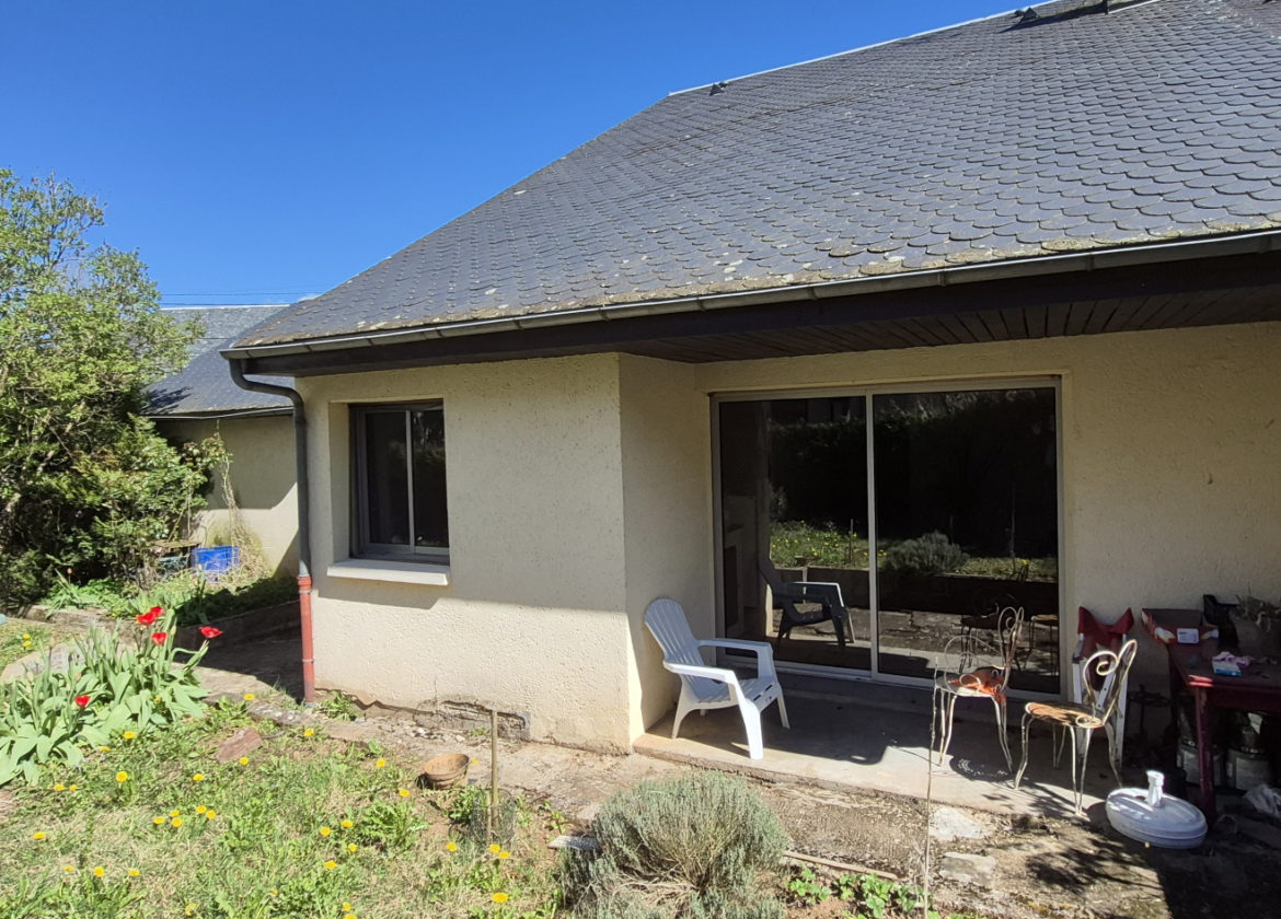 ESPALION, maison de ville, 4 chambres, terrain, garage.