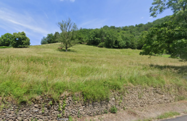 ESTAING, terrain de plus de 2ha, en partie constructible.