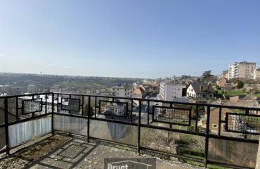 Immeuble composé de 3 appartements, un garage et terrain attenant