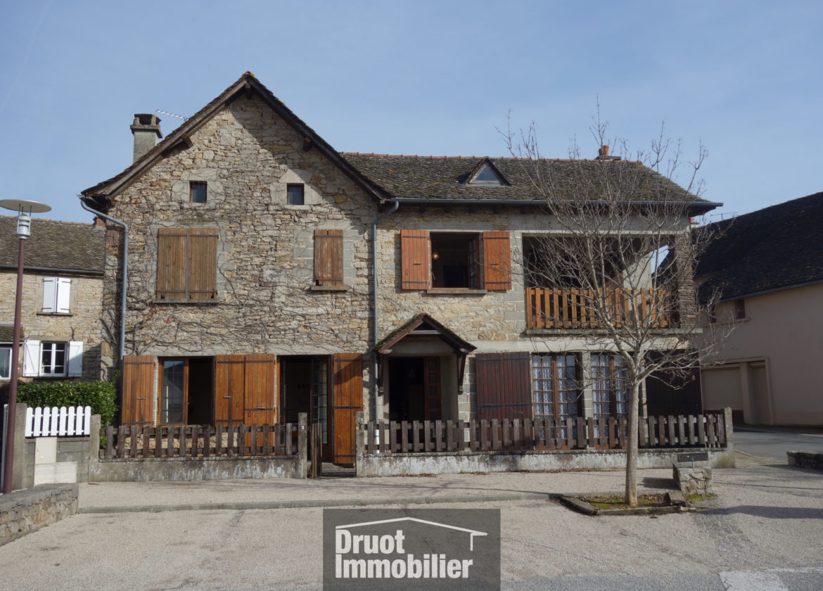 Jolie maison en pierre d'environ 120m2