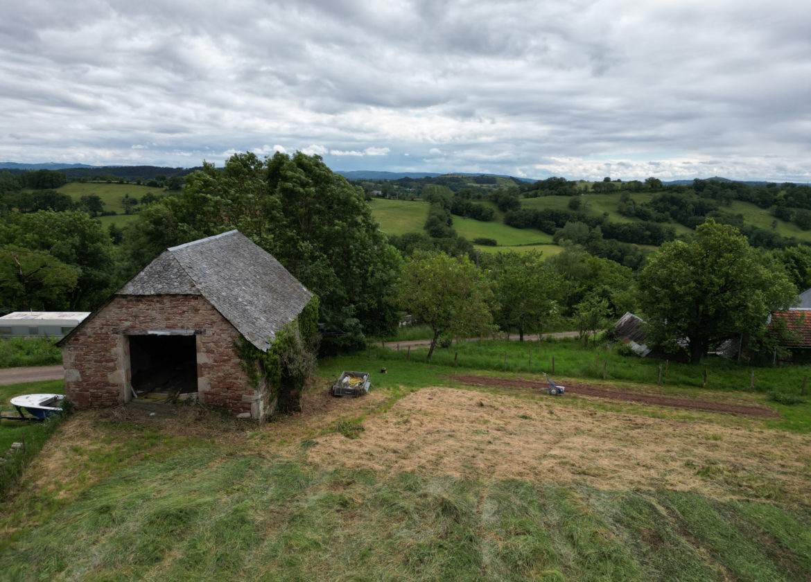LASSOUTS, grange sur une parcelle de 1000 m2 environ, à rénover, belle vue dégagée