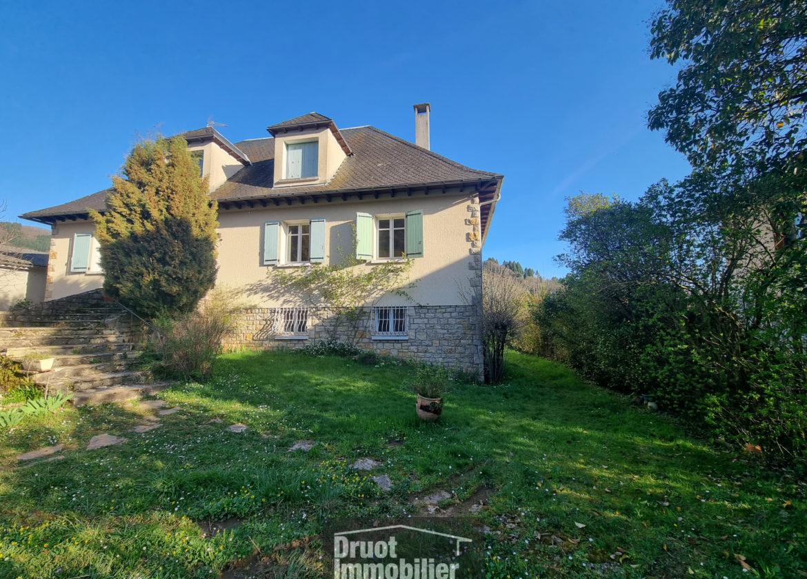 MAISON 222 m2 -garage 50m2 - Hangar 100m2 et TERRAIN de 1499m2