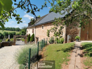 Maison de caractère avec grange sur 3.500m2