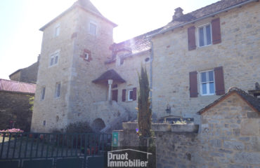Maison de caractère située à 15min de Rodez.