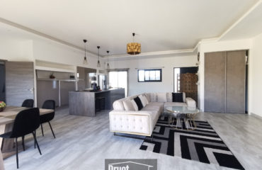 Maison de plain-pied , double garage et terrain