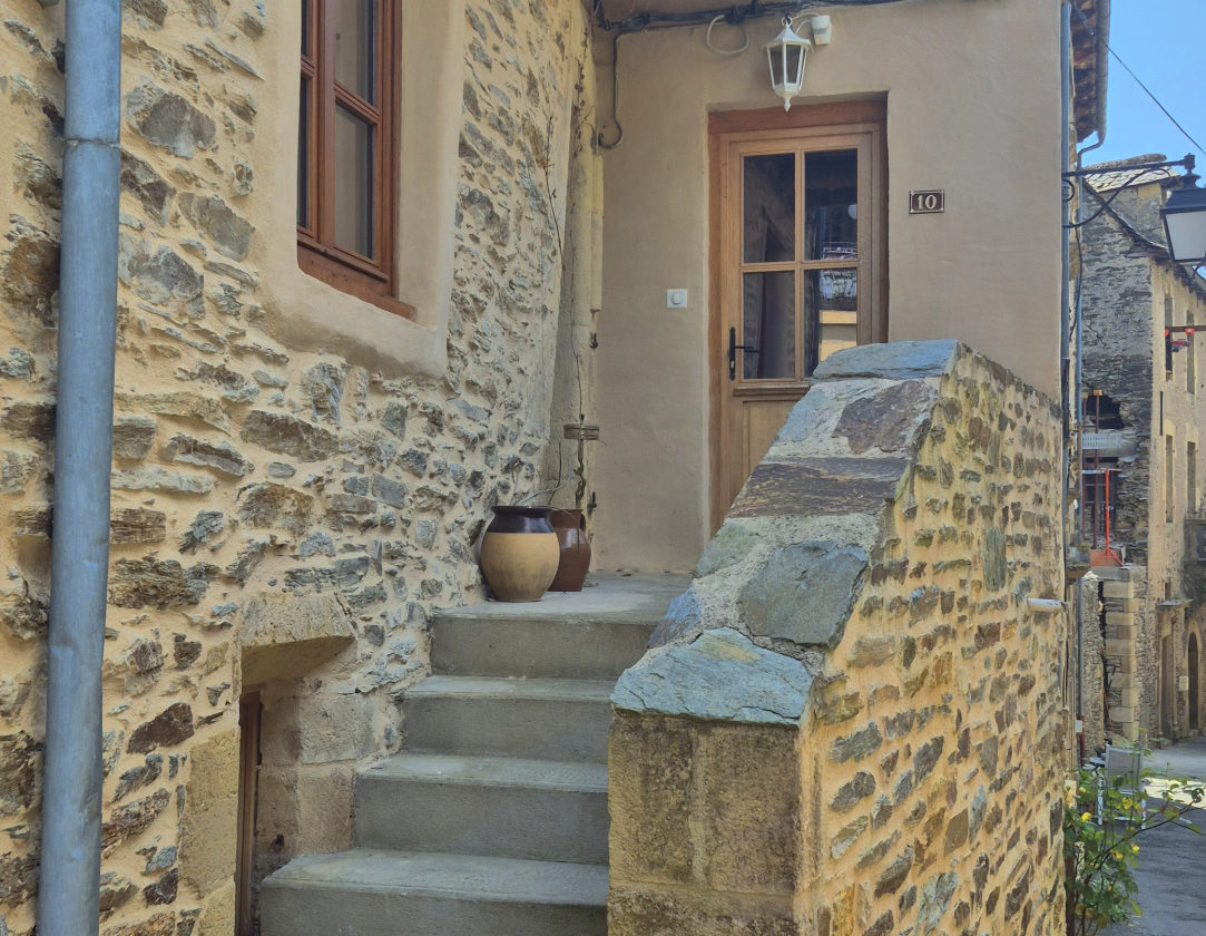 Maison de Type 3, rénovée, coeur de village à ESTAING