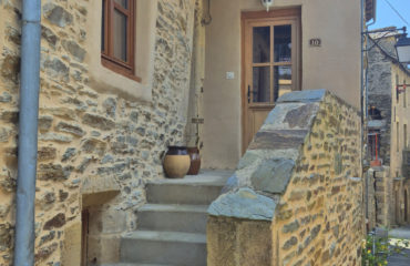 Maison de Type 3, rénovée, coeur de village à ESTAING