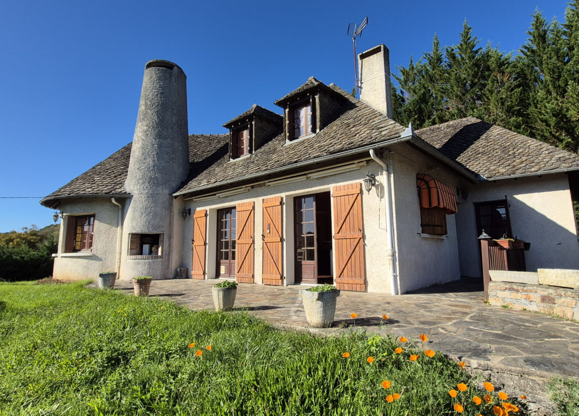 Maison de Type 7, piscine, terrain arboré, vue dégagée sur ESPALION
