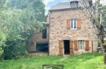 Maison en pierres avec grange à rénover