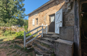 MAISON EN PIERRES avec Hangar et terrain
