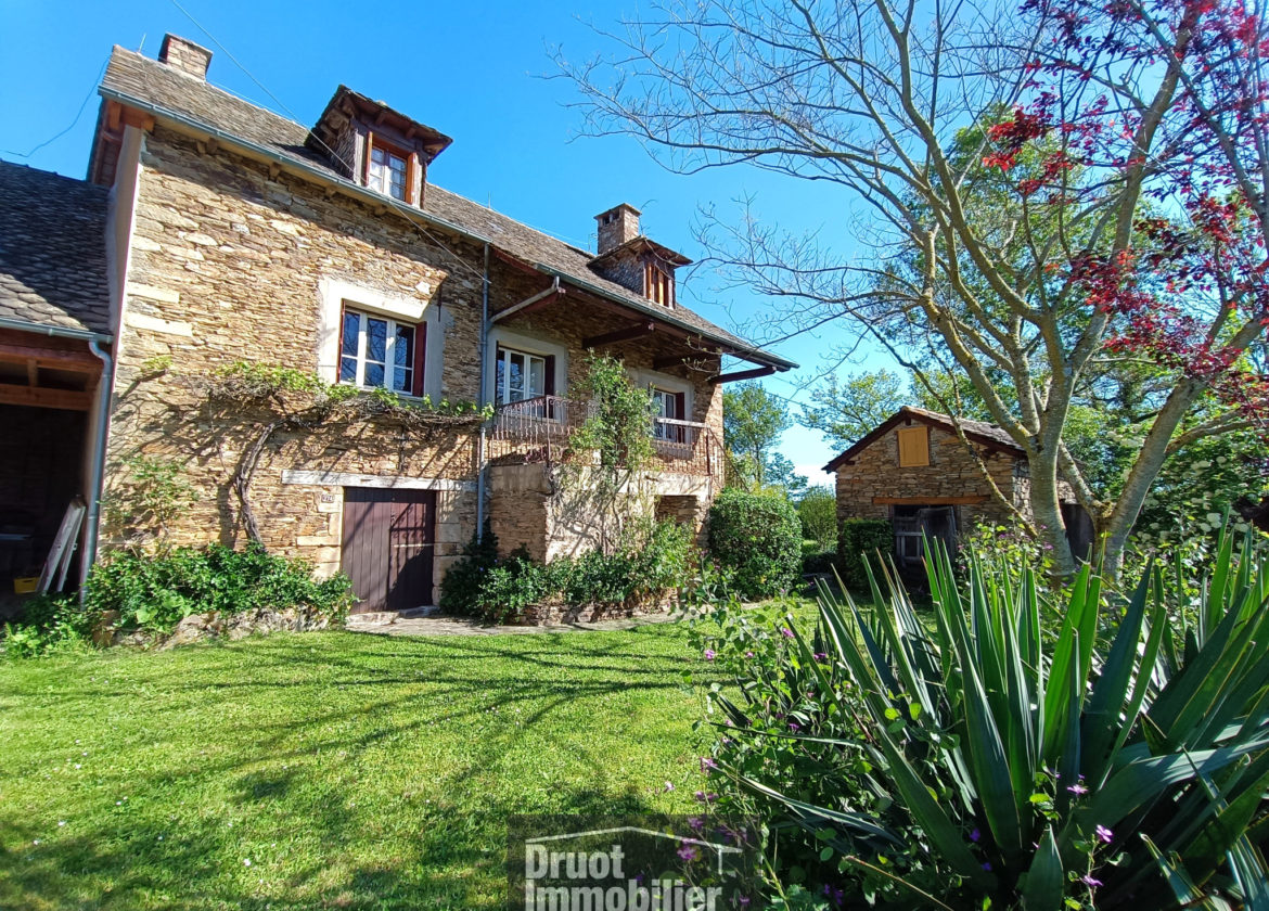 Maison en pierres de type 6 avec dépendance