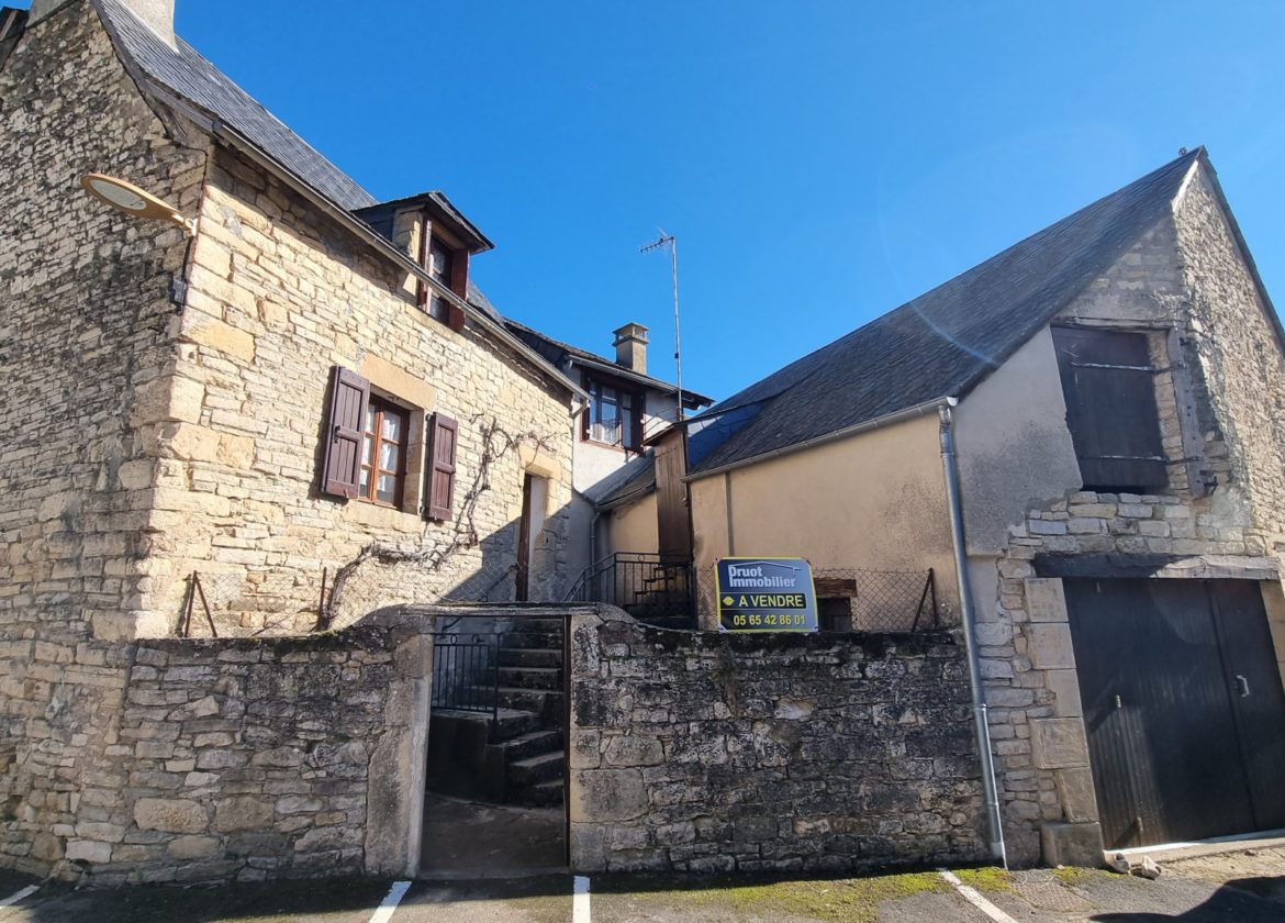 MAISON - GRANGE de 55m2 - garage et cour. CRUEJOULS.