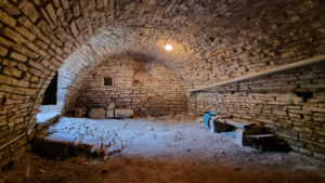 MAISON - GRANGE de 55m2 - garage et cour. CRUEJOULS.