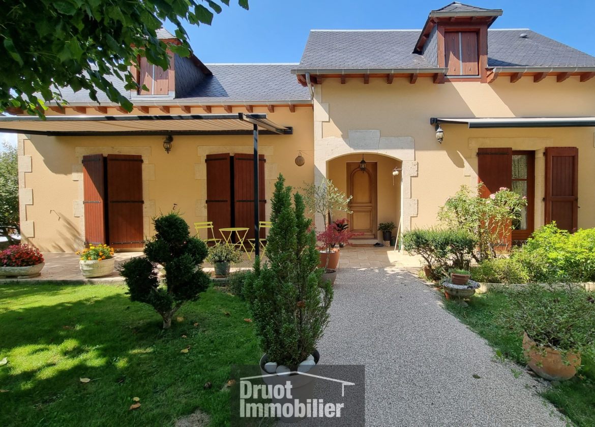 MAISON ST GENIEZ D'OLT AUBRAC -170m2- sous sol garage et terrain de 2046m2