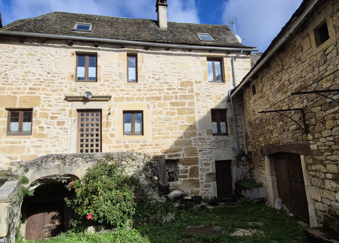 Maison T5 de 127 m2, garage, grange/étable, terrain de 1100 m2