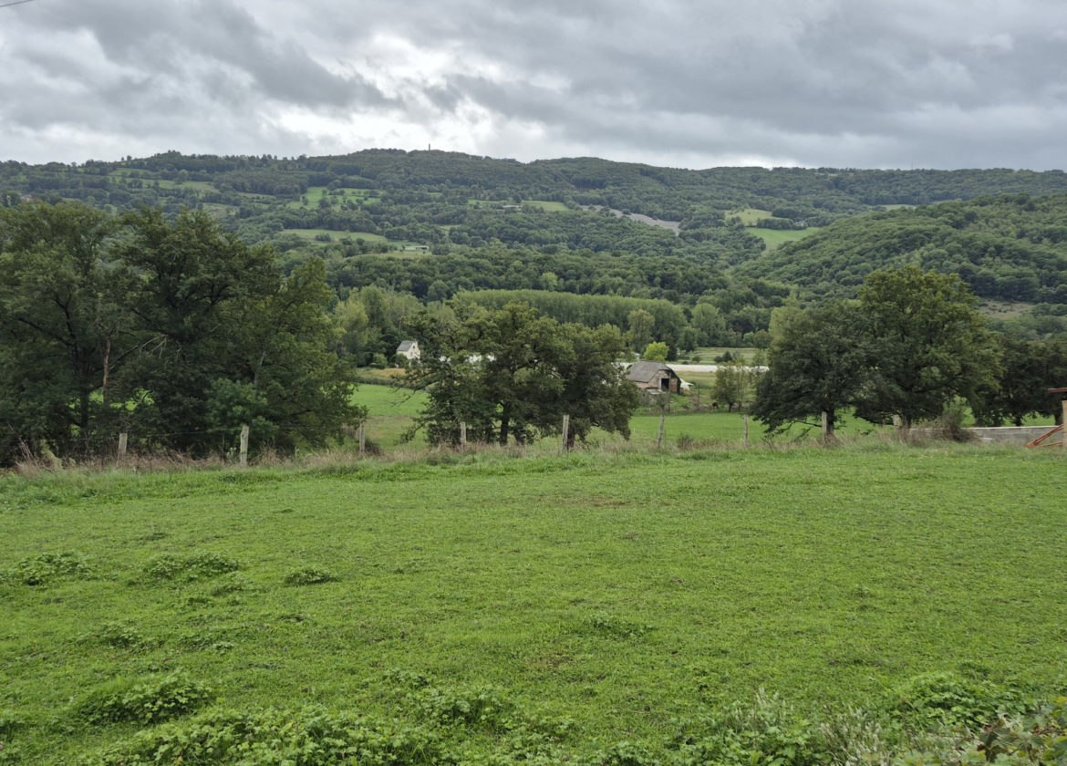 SAINT COME D'OLT, terrain plat de 668 m2, à 2 pas du coeur de village