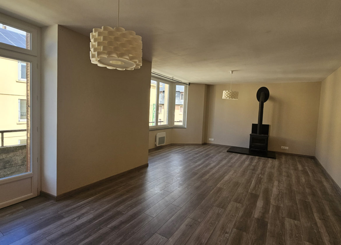 ST GENIEZ D OLT ET D AUBRAC - T4 BALCONS - centre ville - Rénové