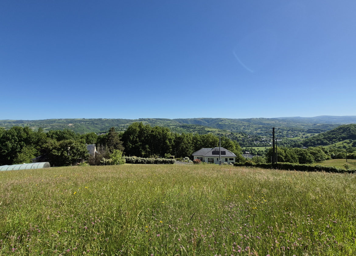 Sur les hauteurs d'ESPALION, terrain à bâtir 1100 m2