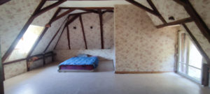 VILLECOMTAL, maison de Type 4 en pierre, garage, dépendance et jardin