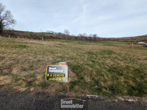 AUBRAC- TERRAIN A BATIR 1154m2