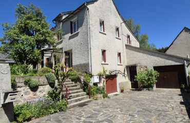 CAMPUAC, maison de village, cour intérieure, garage