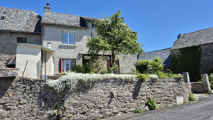 CAMPUAC, maison de village, cour intérieure, garage
