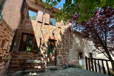 Ensemble immobilier au calme - 5 minutes de VILLECOMTAL