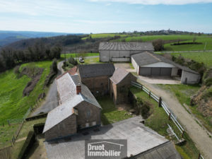 ENSEMBLE IMMOBILIER COMPOSÉ D'UN CORPS DE FERME ET DE 24 HECTARES DE TERRAIN