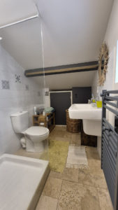 Maison de Type 3, rénovée, coeur de village à ESTAING