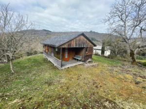 Maison en pierres avec chalet et grand terrain attenant
