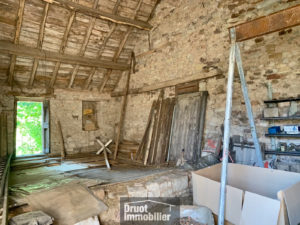 Maison en pierres avec grange à rénover