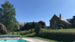 Maison en pierres avec piscine - sur terrain arboré.
