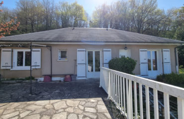 ST GENIEZ D OLT ET AUBRAC -MAISON AVEC GARAGE ET TERRAIN