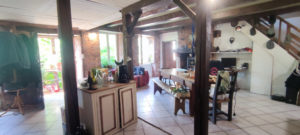 VILLECOMTAL, maison de Type 4 en pierre, garage, dépendance et jardin