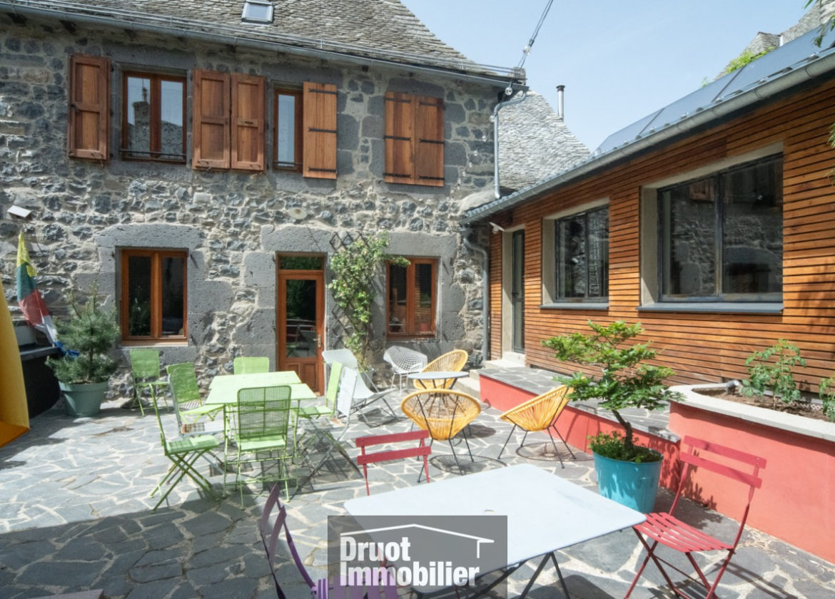 Bâtisse de caractère en plein centre de Laguiole - Idéal activité touristique ou hôtelière