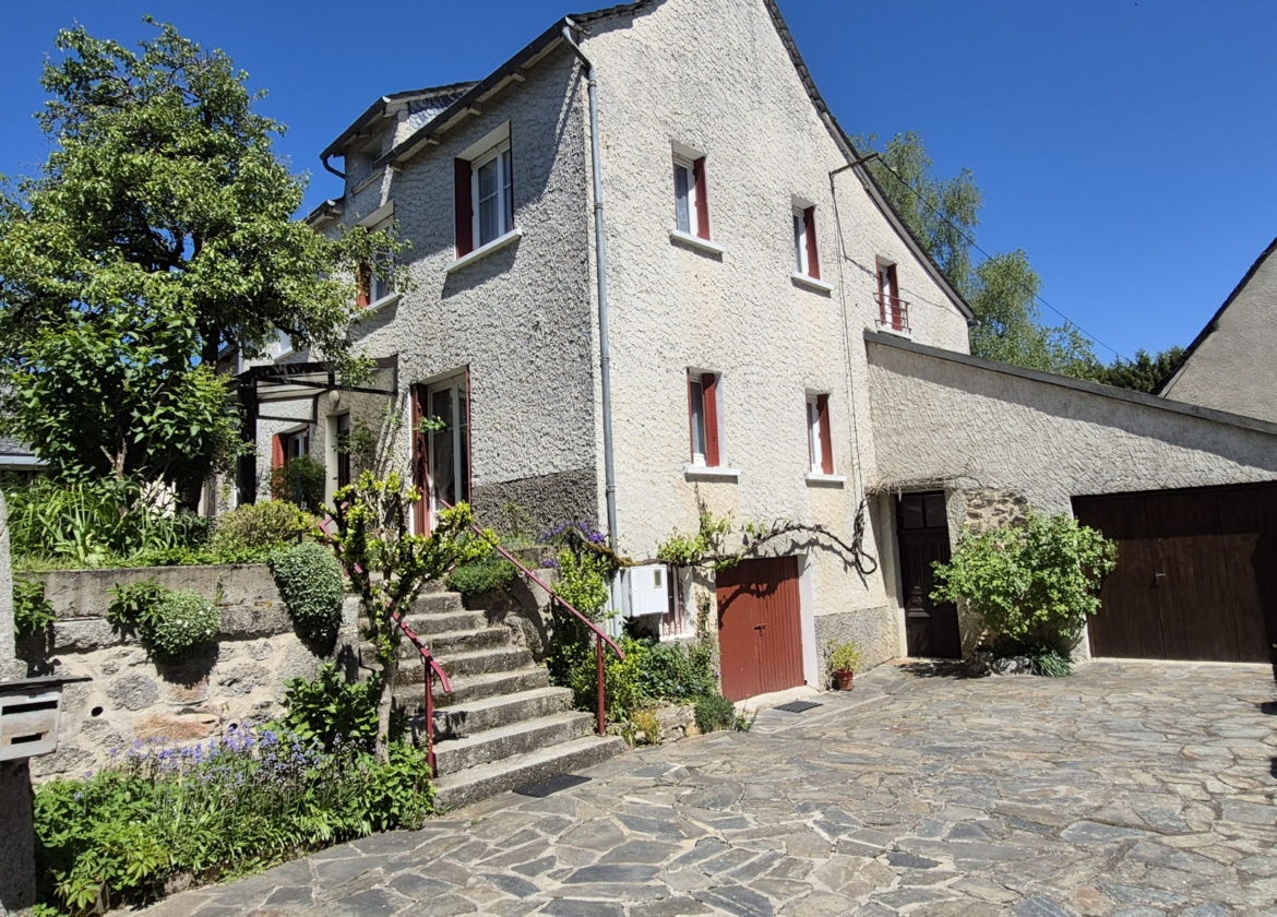 CAMPUAC, maison de village, cour intérieure, garage