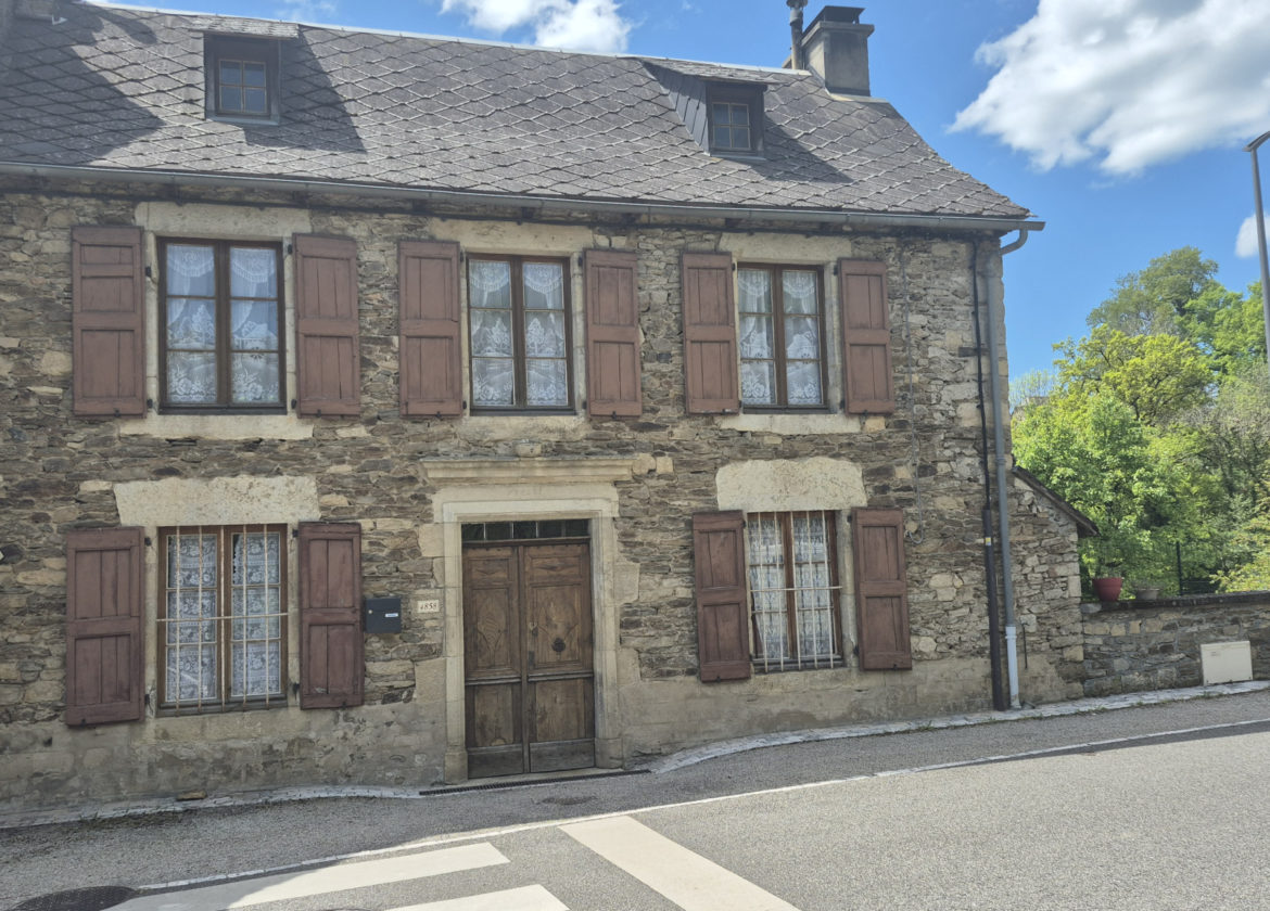 CASTELNAU DE MANDAILLES, maison de Type 3/4 en pierre avec jardin