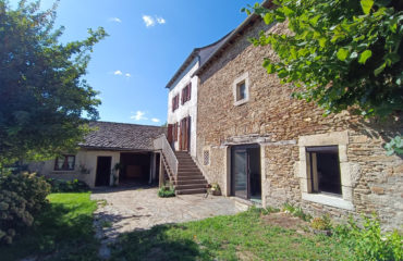 Coprs de ferme rénové avec dépendance et terrain